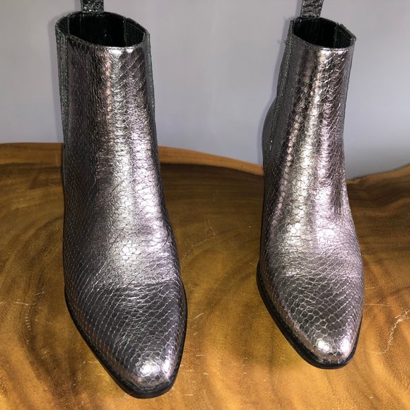 SOLD♥ NWT MICHAEL KORS Silver Booties Size 5.5 - Picture 3 of 8